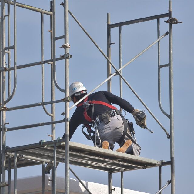 高所の足場を解体するスタッフ