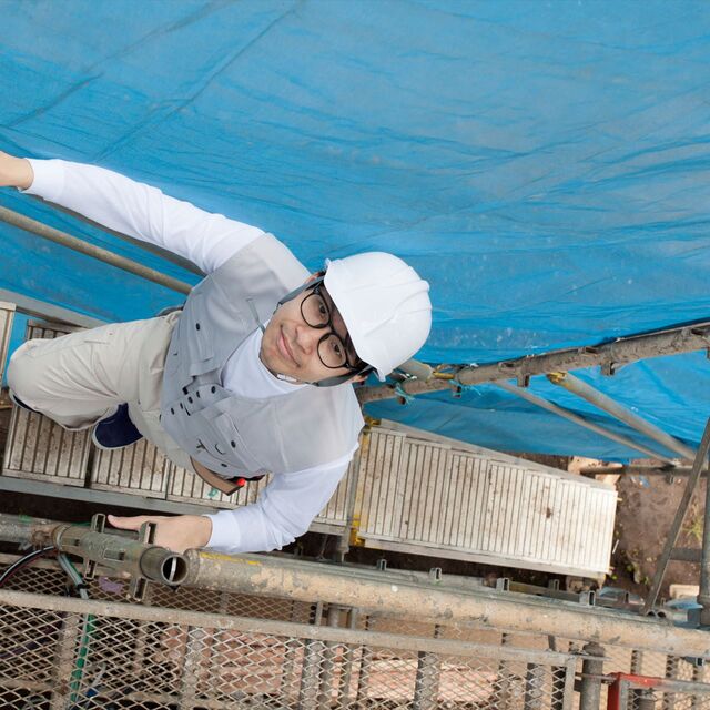足場を上る作業員